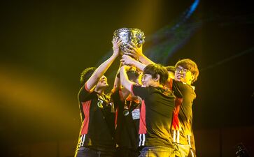 孩子沉迷于网络法律管理吗？法律已经明确:家庭学校社会干涉，家长要以身作则